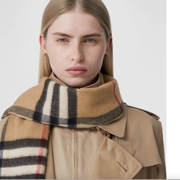 Burberry Reversible Giant Check To Solid Cashmere Scarf - Picture 6 of 15